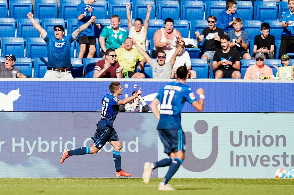 Hoffenheims Torschütze Andrej Kramaric (l) jubelt über das Tor zum 1:1.