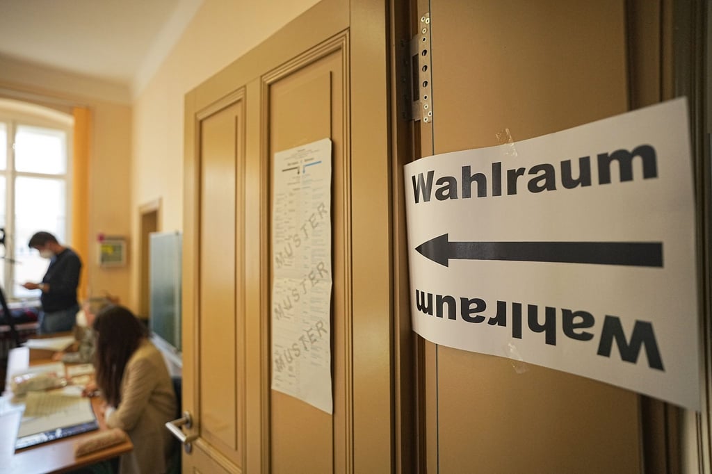 Ein Zettel an der Tür weist auf den Wahlraum hin.