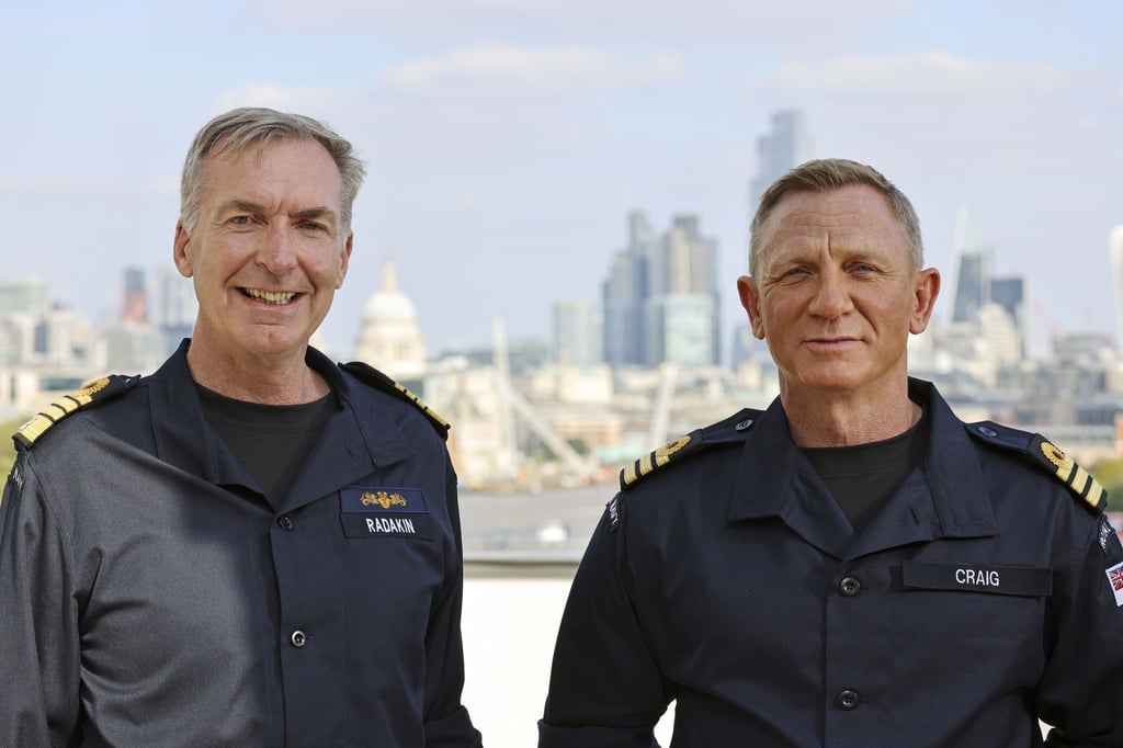 Marinechef Sir Tony Radakin hat Daniel Craig (r) zum Ehren-Commander ernannt.