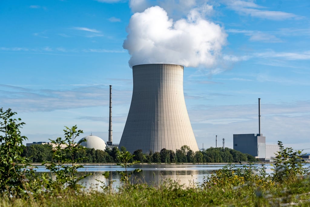 Die Atomkraftwerke Isar 1 (r) und Isar 2 mit dem Kühlturm in der Mitte.