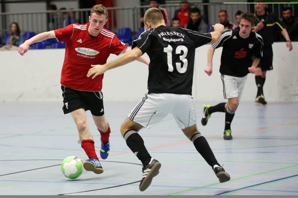 Philipp Horn (am Ball) wird mit Lok Aschersleben am Sonnabend im Ballhaus im Gegensatz zu den vergangenen Jahren nur auf Vereine aus der Einestadt treffen.