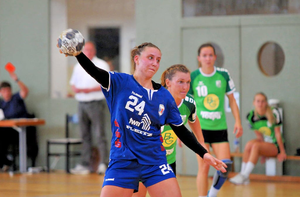 Der entscheidende Wurf 17 Sekunden vor Schluss: Michelle Paluszkiewicz verwandelt einen Siebenmeter zum 24:23-Endstand. Damit ist der Auftaktsieg der Burgenländerinnen in der Mitteldeutschen Oberliga perfekt.