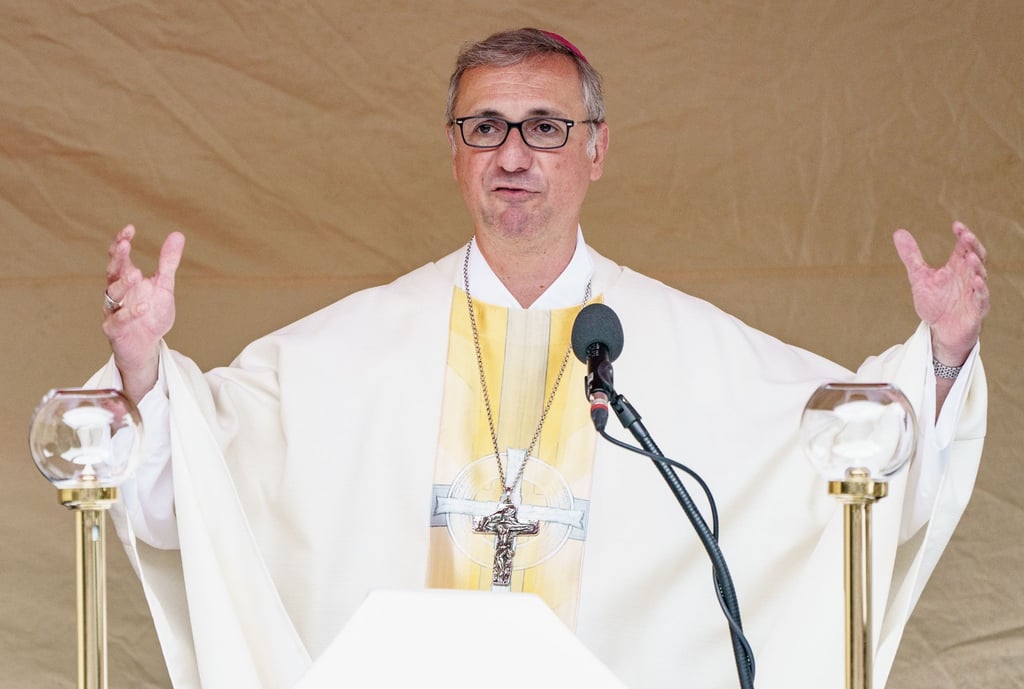 Erzbischof Stefan Heße bei seinem ersten öffentlicher Auftritt nach der Papstentscheidung.