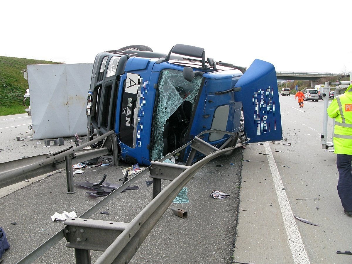 Durch einen Reifenschaden hat ein 59-jähriger Lkw-Fahrer am Donnerstagnachmittag auf der A9 bei Triptis die Kontrolle über sein Fahrzeug verloren.