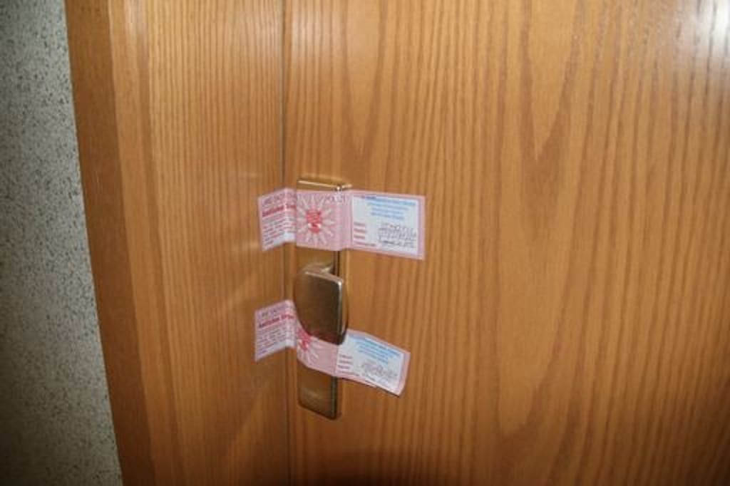 Die Polizei hat in dem Mehrfamilienhaus die Wohnung versiegelt.