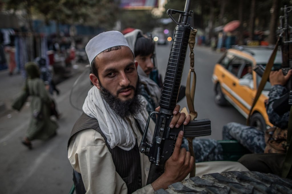 Junge Taliban-Kämpfer auf einem Pick-Up in den Straßen von Kabul.
