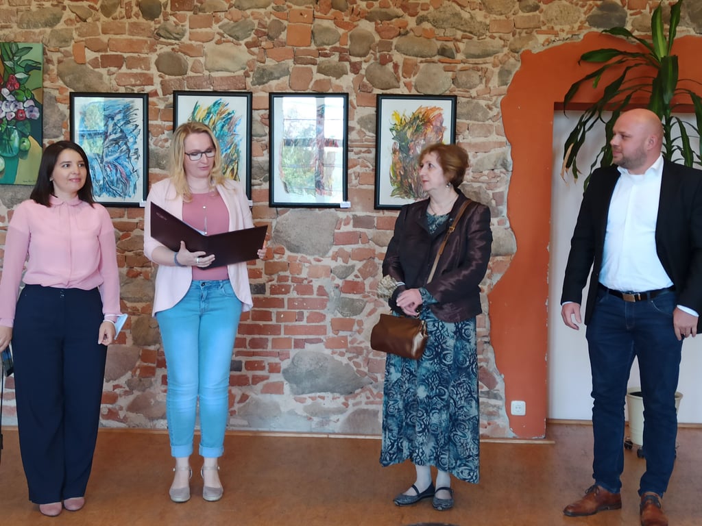 Sachgebietsleiterin Christel Krawzoff von der Gemeinde Möser (zw. v. l.) eröffnete die Ausstellung im Kavaliershaus Pietzpuhl in Anwesenheit von Rimma Volkova (zw. v. r.) und Gästen.