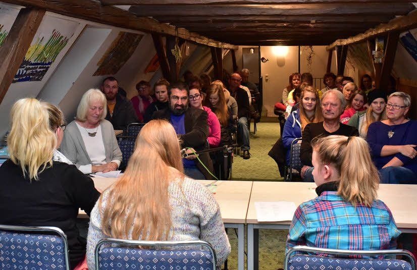 Eltern und Lehrer waren bei der Lesung dabei.