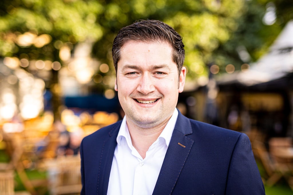 Thorsten Kornblum (SPD) posiert vor Beginn einer Podiumsdiskussion zur Kommunalwahl.