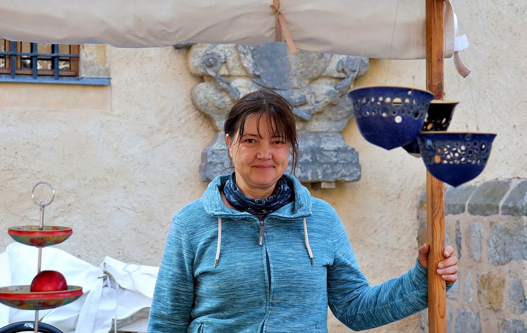 Töpferin Gemma Graf aus Cottbus in ihrem Stand, 29. Töpfermarkt WB 2021