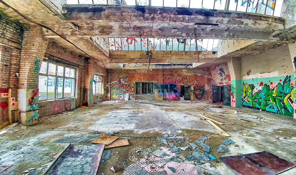 Ein Atelier für illegale Grafitti-Übungen: Das prägnante Gebäude des früheren VEB Gravo Druck am Reileck in Halle nach Jahrzehnten des Leerstands.