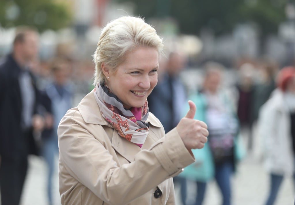 Manuela Schwesig, Spitzenkandidatin der SPD zur Landtagswahl in Mecklenburg-Vorpommern, hebt den Daumen.