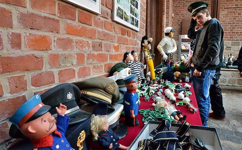 Polizei- und Krimi-Krimskrams wurden auf dem Flohmarkt angeboten.