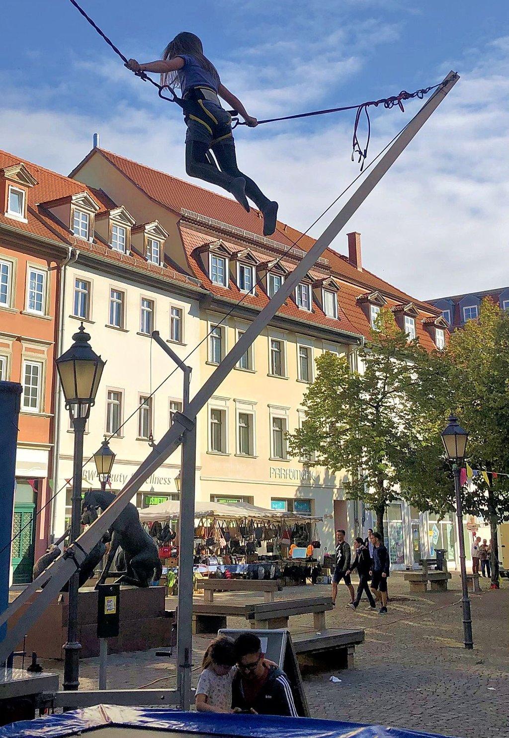 Auch Kinder kamen auf ihre Kosten. Mit Jump and Flying ging es im wahrsten Sinne des Wortes hoch über die Innenstadt hinaus.