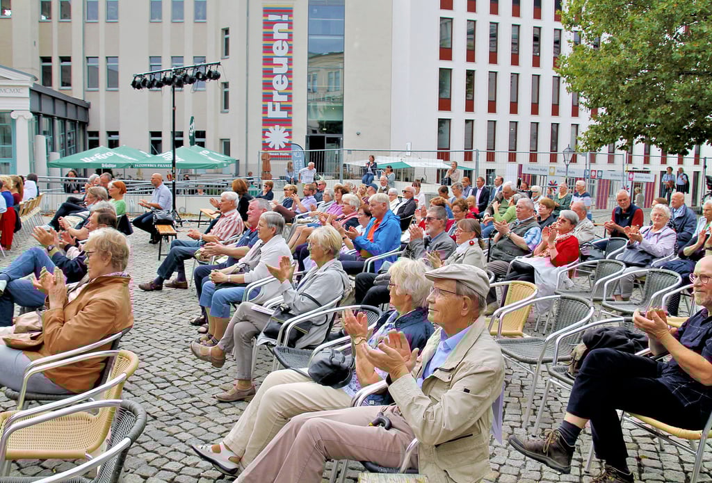 Die Freie Szene überzeugte die Zuschauer mit ihrem Programm. Trotzdem blieb am Nachmittag noch so mancher Platz vor der Bühne leer.