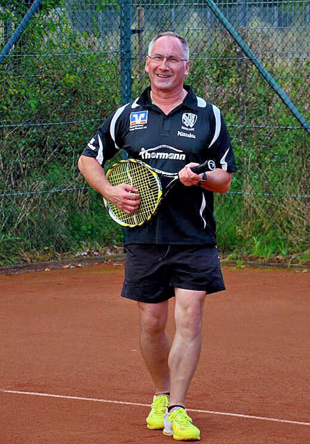 Ralf Motejat kann scheinbar mit seinem Racket nicht nur Tennis spielen.