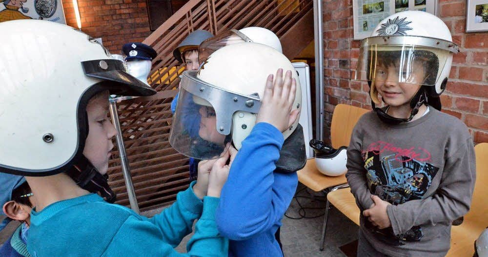 Die beiden jungen Besucher haben sich gleich in die Polizei-Helme verguckt.