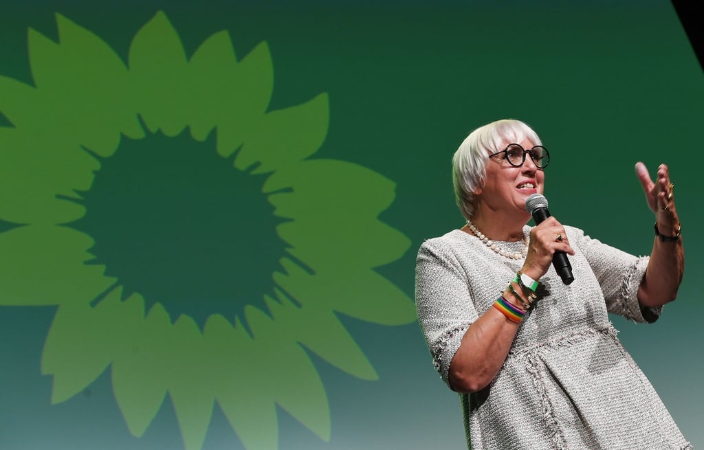 Die bayerische Spitzenkandidatin Claudia Roth spricht auf der Wahlparty zur Bundestagswahl 2021 zu Parteimitgliedern.