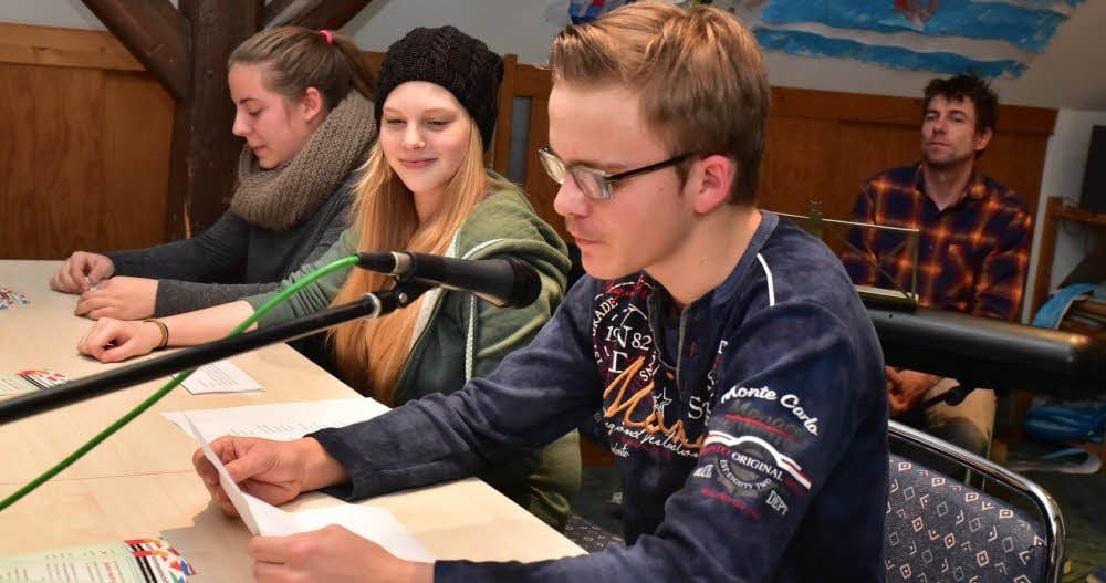 Rick Jahn bei seiner Lesung, neben ihm sitzt Hannah Sophie Mertens.
