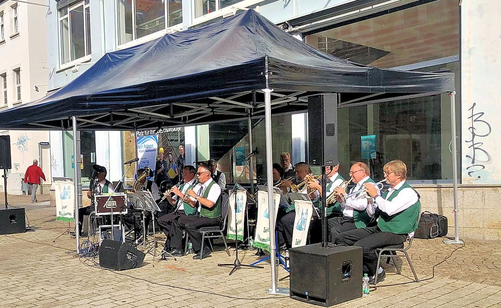 Die Zeitzer Blasmusikanten (Foto) und die Schönburger Blasmusikanten sorgten für beste Stimmung am Roßmarkt.