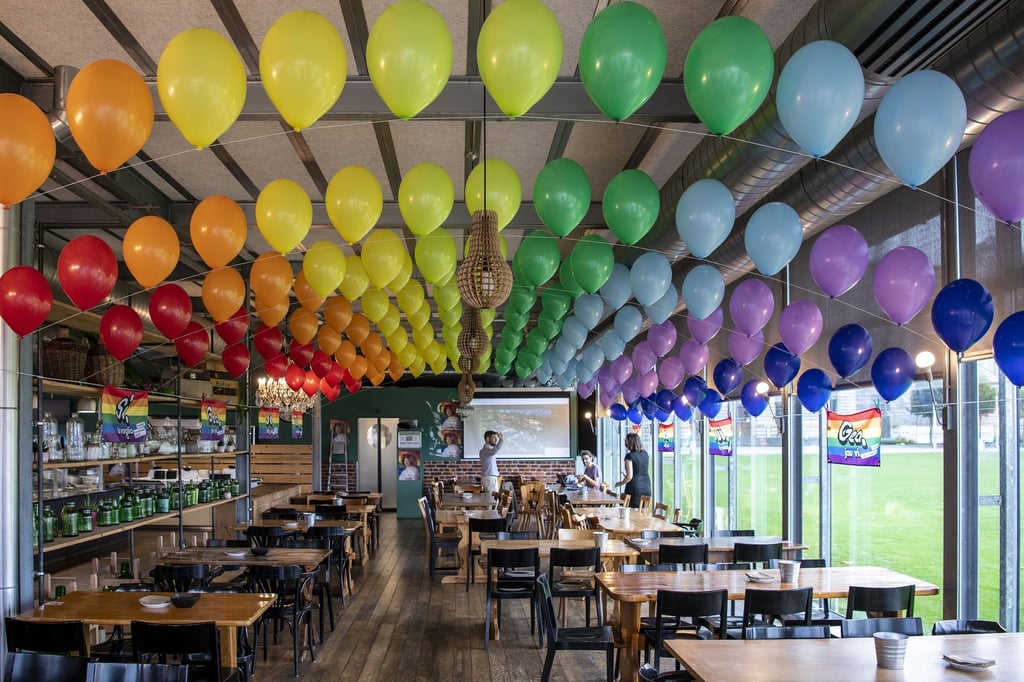Bunte Luftballons hängen in einem Lokal der Befürworter für eine „Ehe für alle“ in Bern.