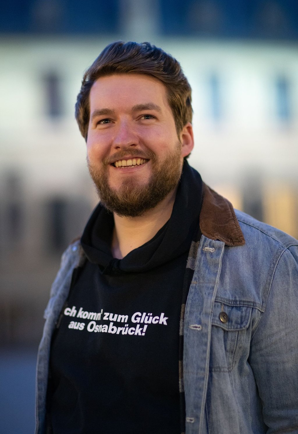Nachtbürgermeister Jakob Lübke steht vor dem Rathaus Osnabrück.