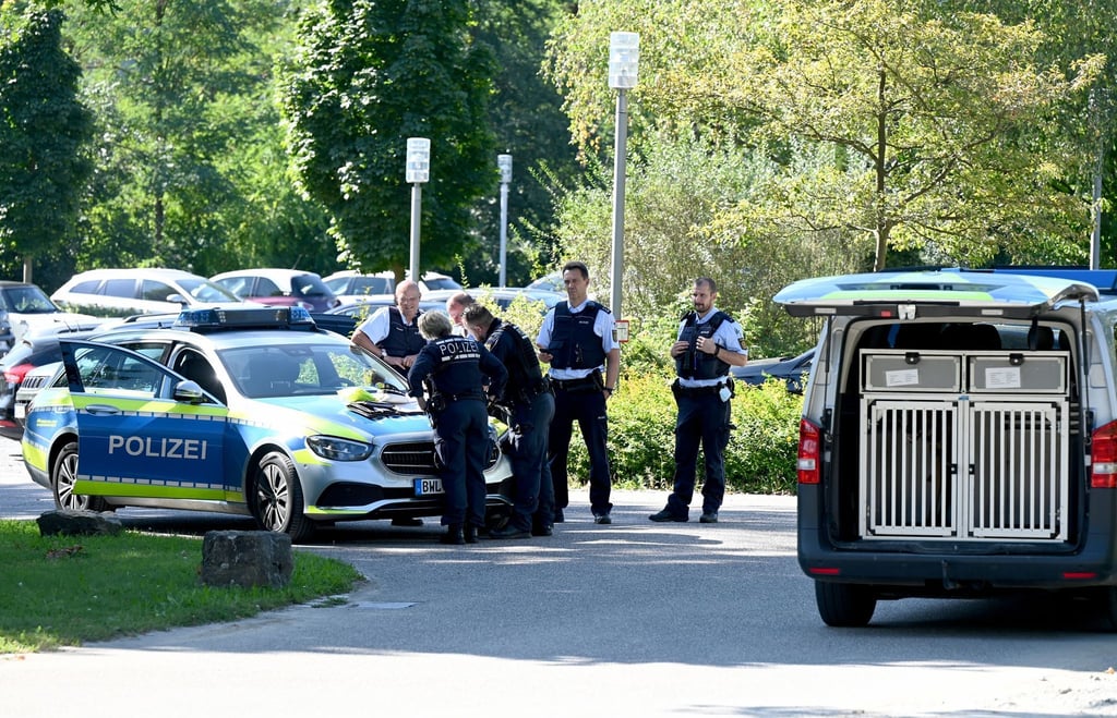 Polizisten besprechen sich vor der Klinik in Weinsberg.