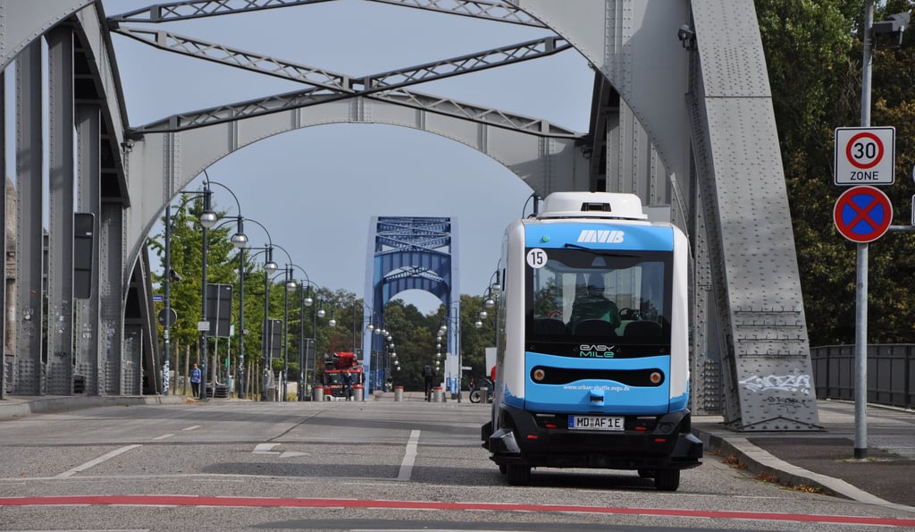 Bislang ohne technische Probleme oder gar Ausfälle ist der automatisierte Shuttlebus ?Elbi? zwischen Magdeburgs Altstadt und Stadthalle unterwegs. Dienstags bis sonntags von 10 bis 17 Uhr können Passagiere im halbstündigen Takt kostenlos mitfahren.