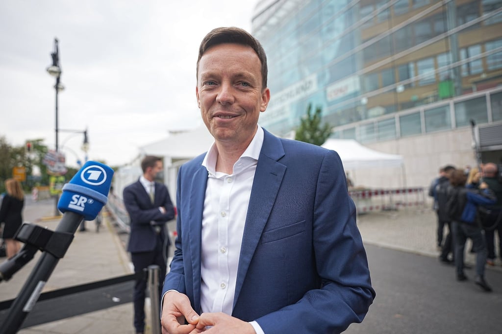 Der saarländische Ministerpräsident Tobias Hans (CDU) äußert sich am Rande der Gremiensitzungen.