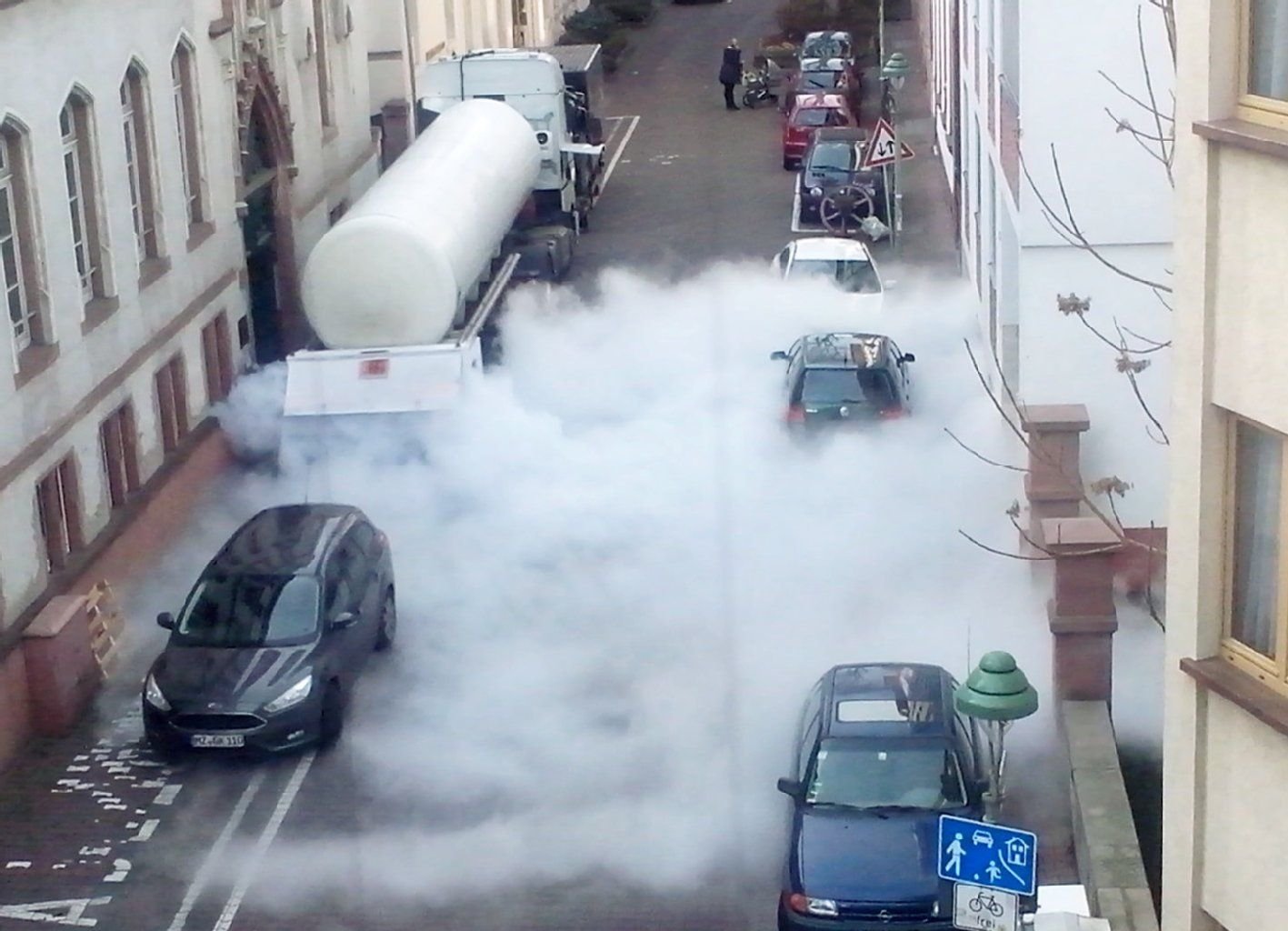 Ausgetretenes Gas liegt in einer Straße in der Mainzer Innenstadt.
