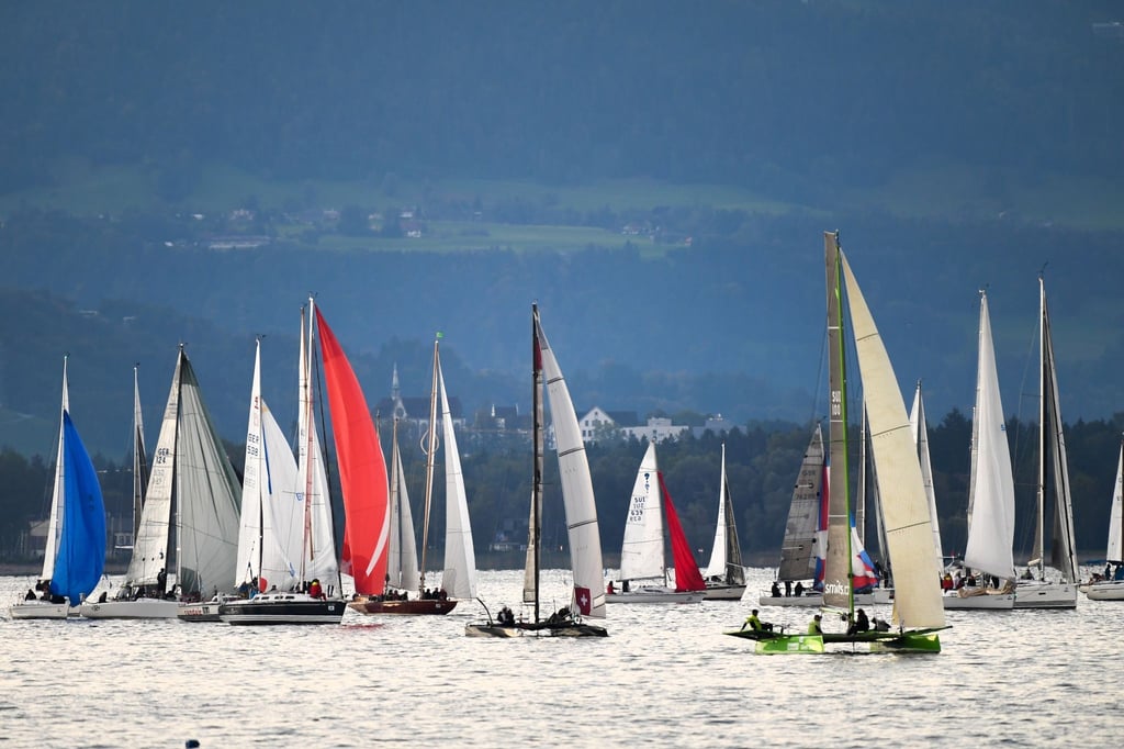 Segelboote gehen bei der größten Regatta am Bodensee, der „RUND UM“, an den Start.