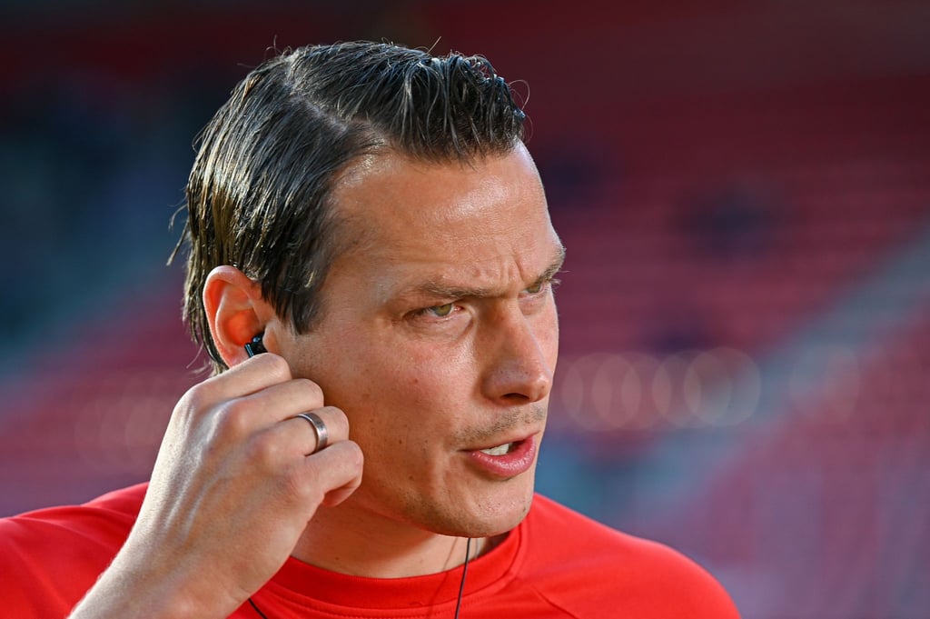 Aues Interims-Trainer Marc Hensel steht vor dem Spiel im Stadion.