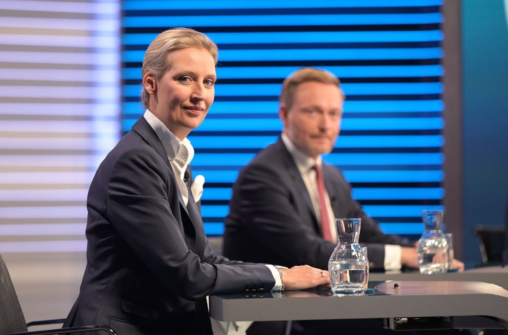 AfD-Spitzenkandidatin Alice Weidel sitzt in einem Wahlstudio des ZDF bei der „Berliner Runde“ zur Bundestagswahl.