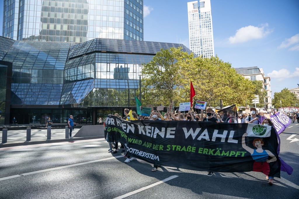 Menschen nehmen in Frankfurt am internationalen „Klimastreik“ der Klimaschutzbewegung Fridays for Future teil.