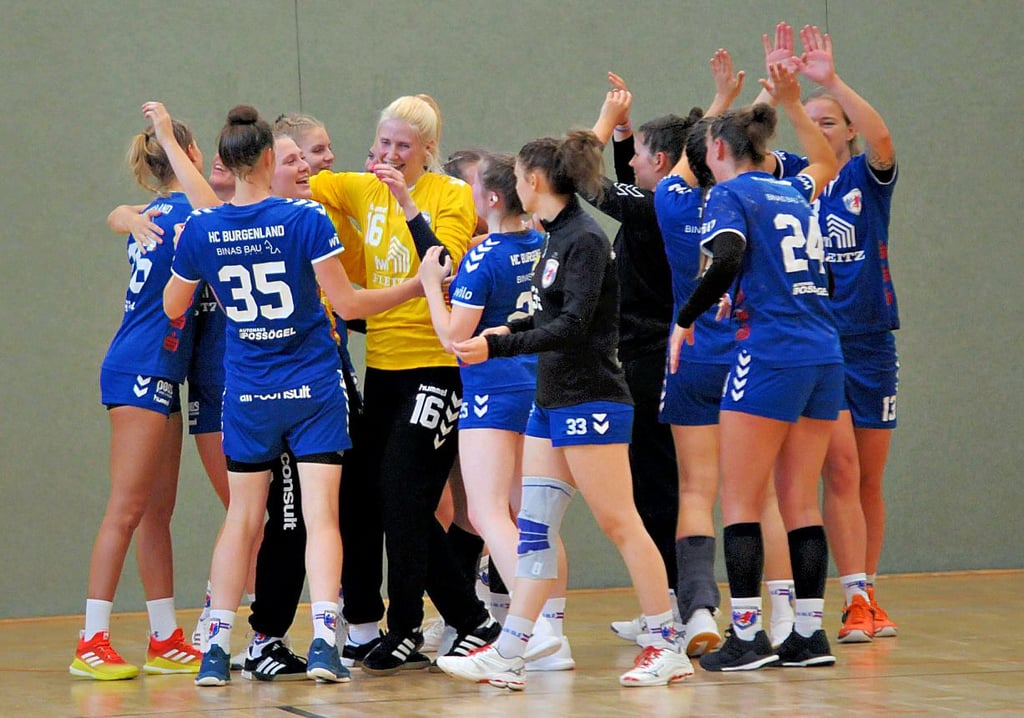 Mit Torfrau Maria Pfüller (Nummer 16) feiert das HCB-Team in der Sporthalle Plotha den knappen Heimerfolg gegen Niederndodeleben.