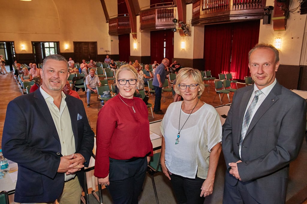 Silvia Ristow (2.v.r.) und Thomas Gruschka (r.) gehen in die Stichwahl um das Amt des Oberbürgermeisters in Bernburg