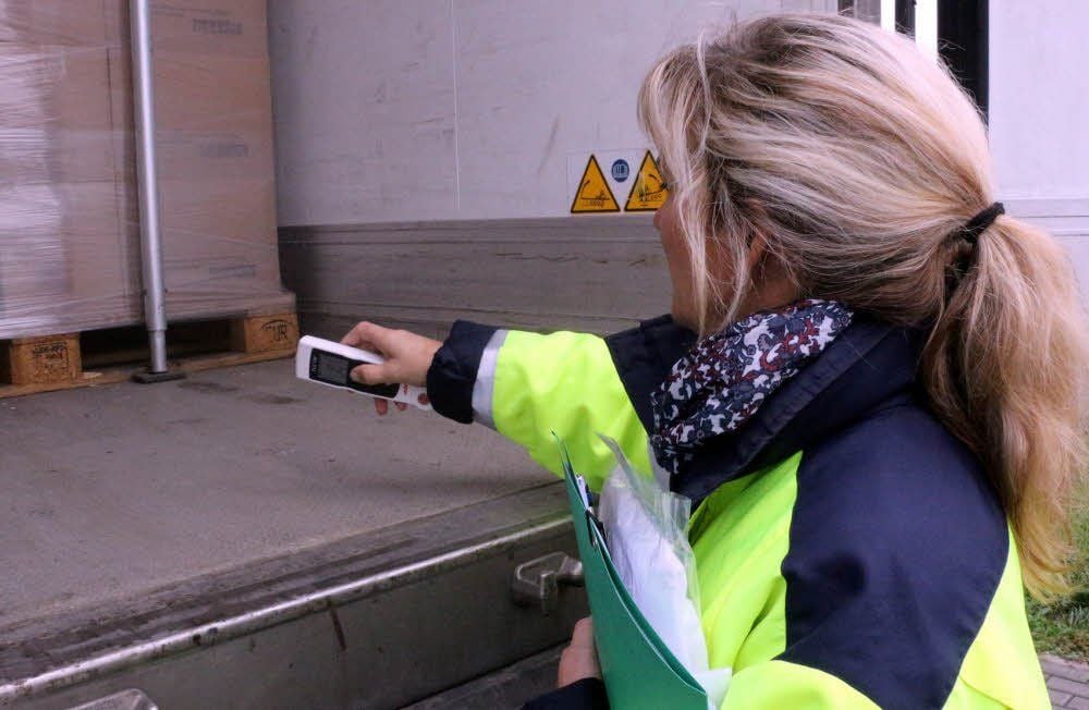 Nicole Raetke misst die Temperatur im Innenraum des Tiefkühllasters. Minus 18 Grad Celsius sollen es sein.