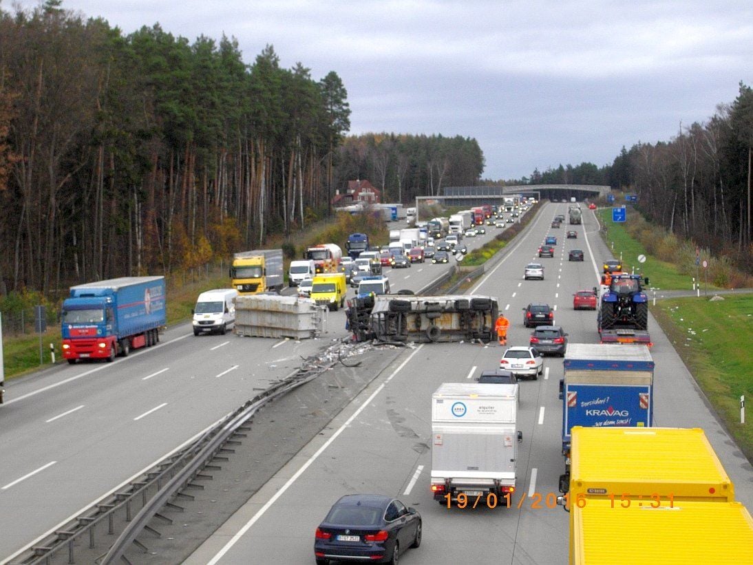 Nach Angaben der Polizei ist der Lkw daraufhin umgekippt und durch die Mittelleitplanke gebrochen.
