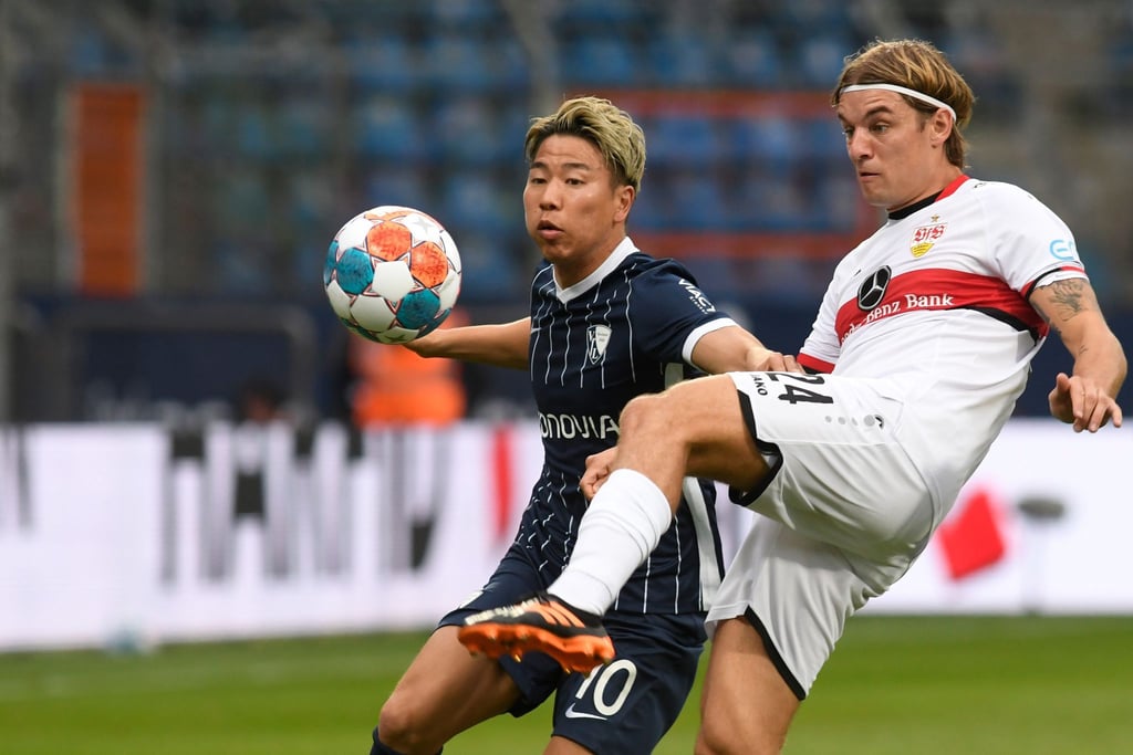 Bochums Takuma Asano (l) in Aktion gegen Stuttgarts Borna Sosa.