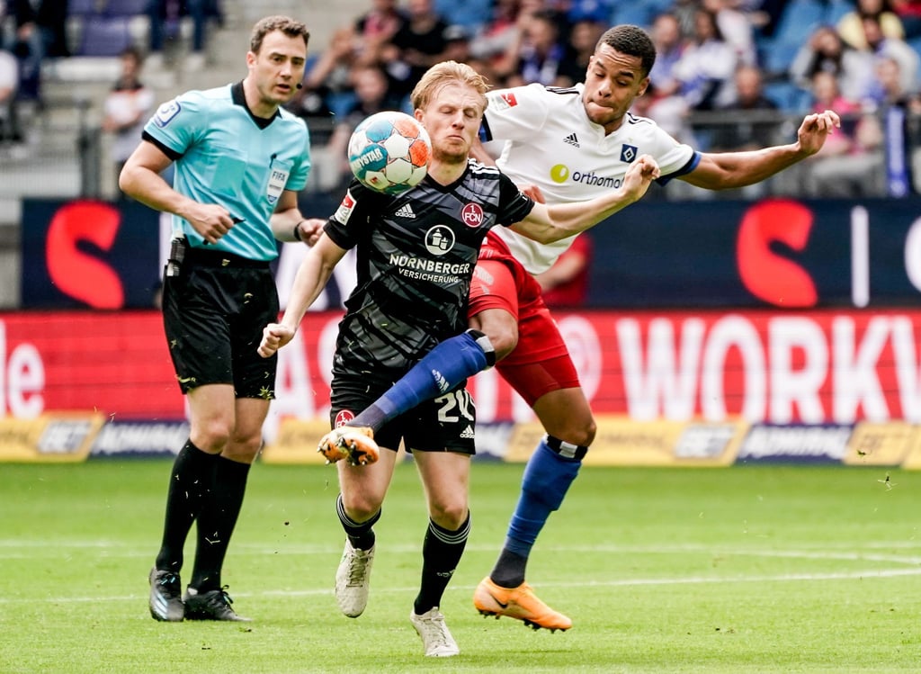 Nürnbergs Mats Moller Daehli (l) und Hamburgs Jan Gyamerah kämpfen um den Ball.