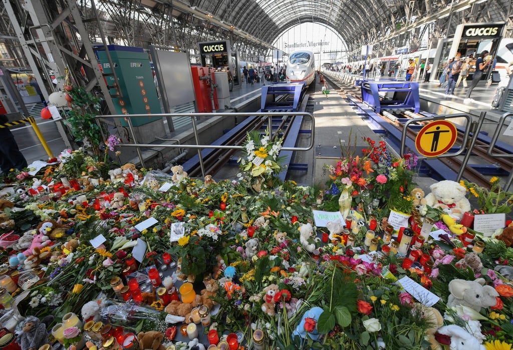 Erinnerung an den getöteten Jungen im Frankfurter Hauptbahnhof.