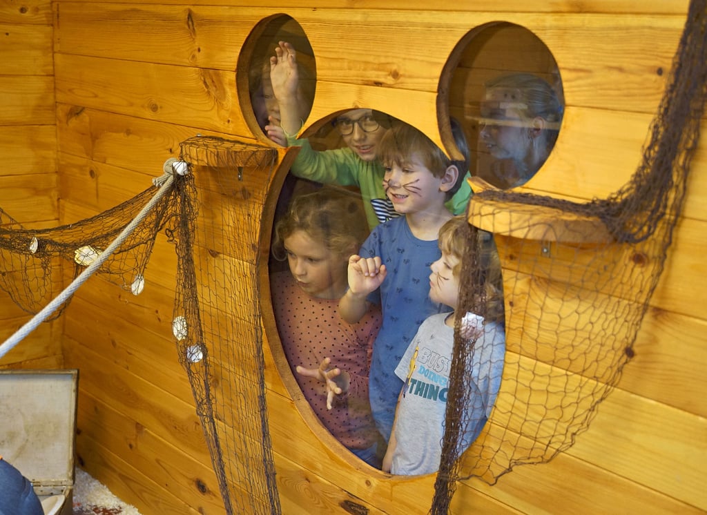 Die Gucklöcher in der Zwischenwand in Form eines Mäusekopfes ließen sich die Handwerker während des Aufbaus einfallen. Den Kindern gefällt es ebenfalls.