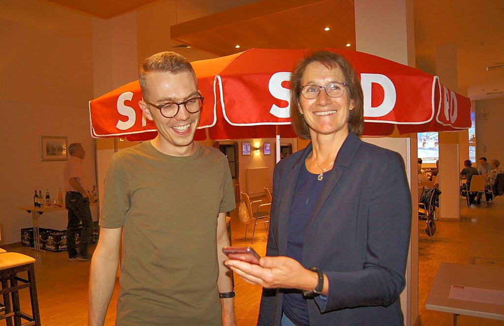 Dr. Franziska Kersten am Wahlabend in der Mittellandhalle Barleben mit Jonas Samsel. Die Sozialdemokratin hat ein überraschend gutes Ergebnis für die SPD in der Börde und dem Jerichower Land eingefahren.