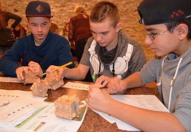 Unter der Anleitung von Studenten versuchten sich die Grundschüler auch als Mathe-Modellbauer.
