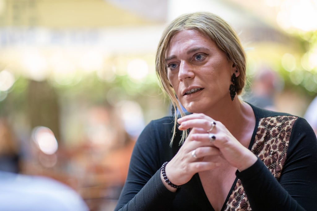 Tessa Ganserer (Grüne), bayerische Landtagsabgeordnete, unterhält sich bei einem Pressegespräch mit einer Journalistin.