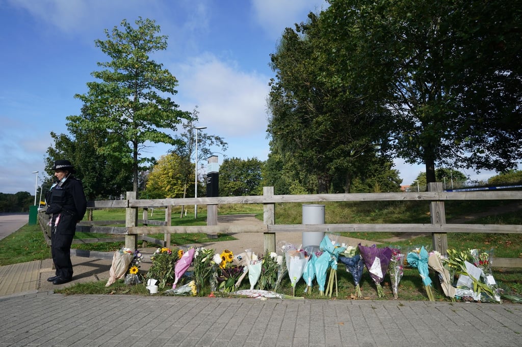 Blumensträuße im Cator Park in Südlondon in der Nähe des Tatorts, an dem die Leiche einer jungen Frau gefunden wurde.