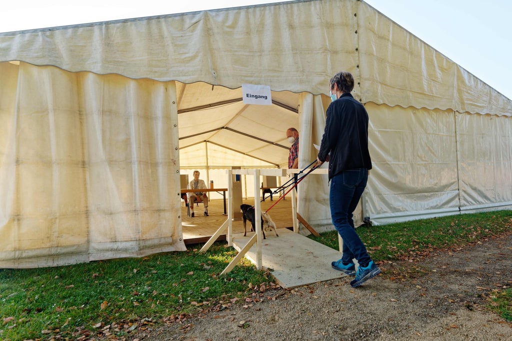 Ein Zelt dient in Swisttal-Miel als Wahllokal.