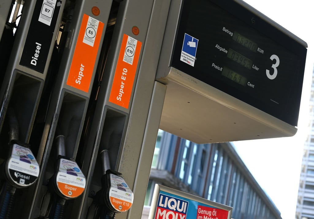 Ab Oktober soll ein Energiekostenvergleich an Tankstellen Autofahrer darüber informieren, wie viel sie mit einem anderen Antrieb zahlen müssten.