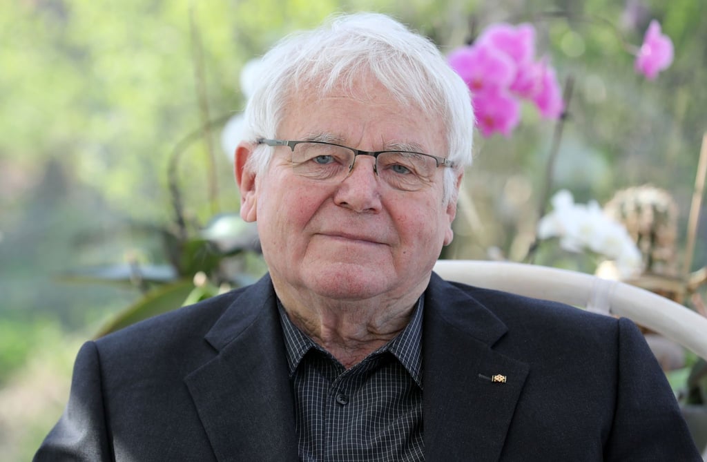 Mecklenburg-Vorpommerns Ex-Ministerpräsident Berndt Seite sitzt in seinem Wintergarten.