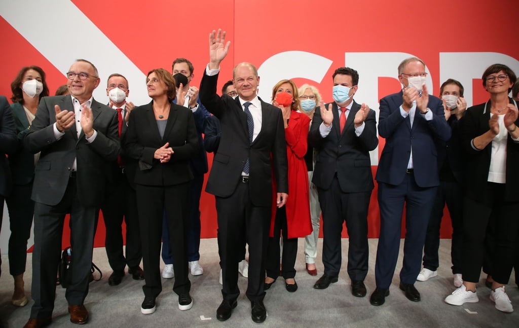 Olaf Scholz (M) hat auf der Wahlparty im Willy-Brandt-Haus Grund zur Freude.